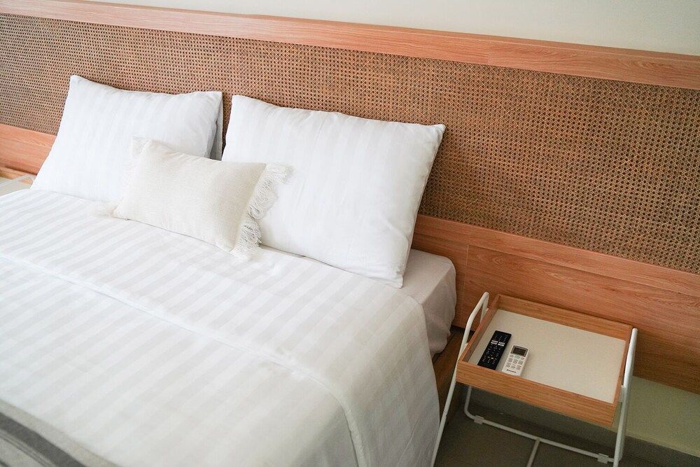 Roots Hotel Senggigi Superior Double Room 8