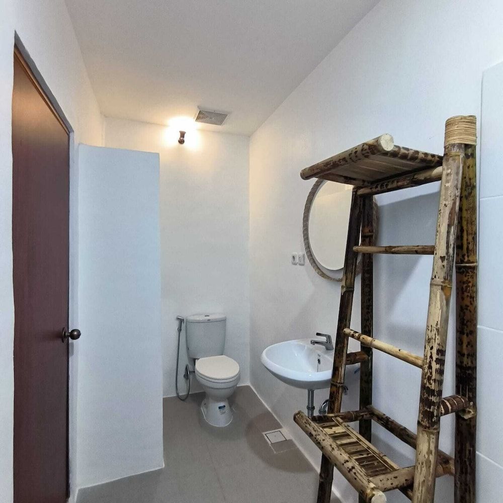 Roots Hotel Senggigi Superior Double Room 4