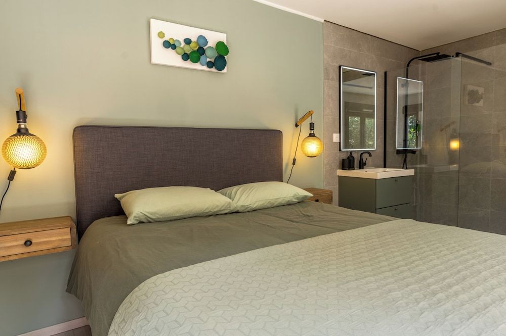 Casa Dina Superior Suite (Celadon) 2