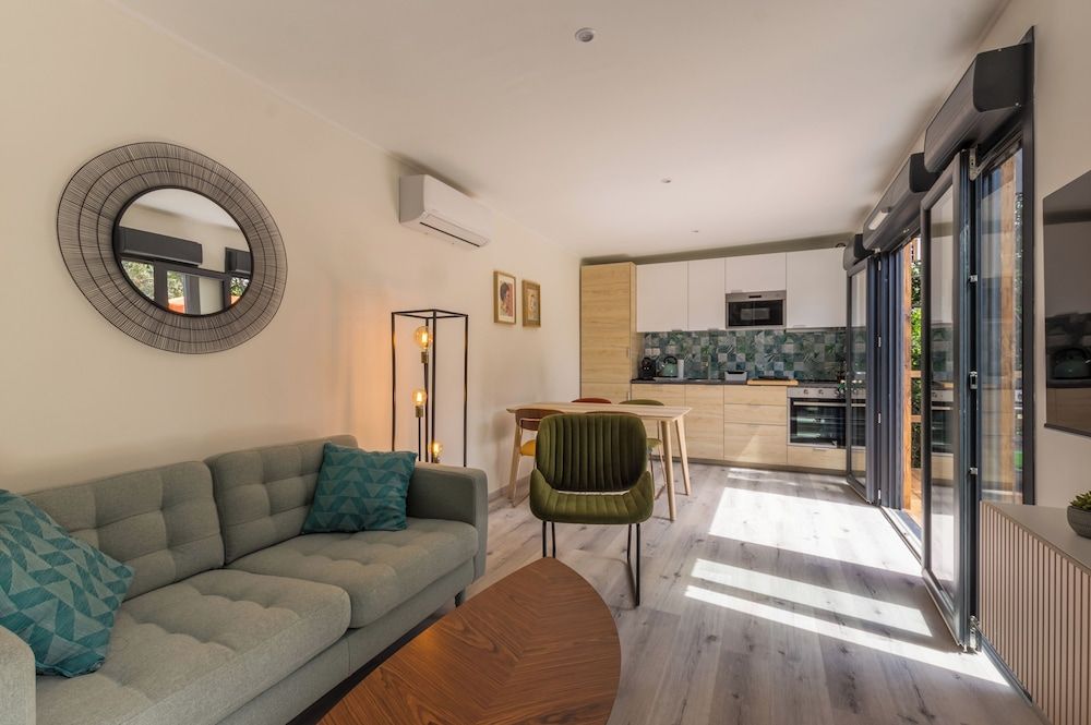 Casa Dina Superior Suite (Celadon) 6