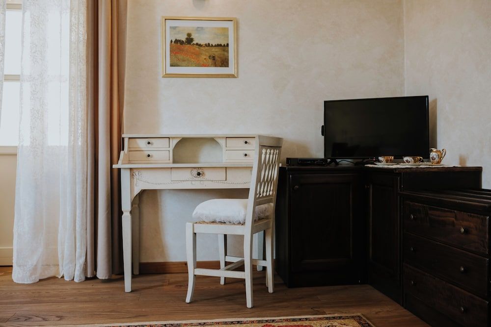 Il Castello di Bubbio Deluxe Double Room 4