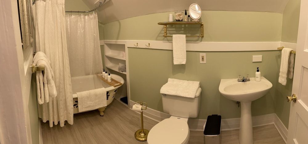 The Grey Swan Inn Deluxe Room 4