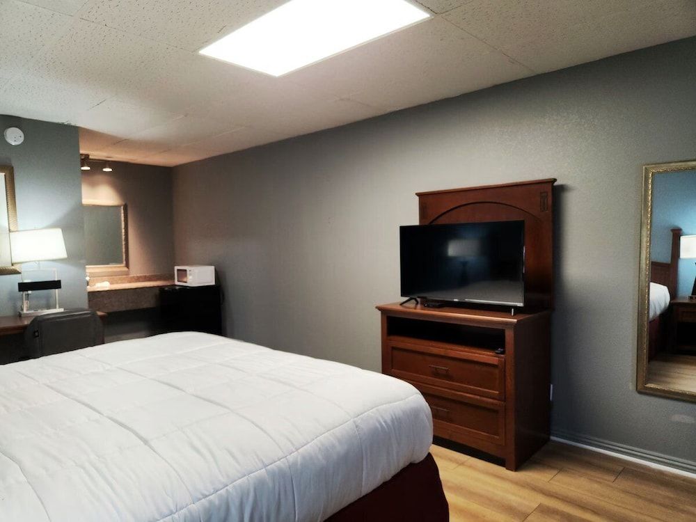 Executive Inn By OYO Queenville Mena Deluxe Room, 1 King Bed, Non Smoking 2