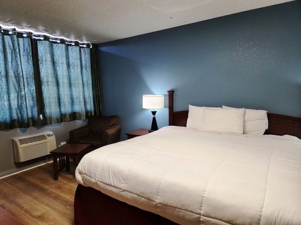 Executive Inn By OYO Queenville Mena Deluxe Room, 1 King Bed, Non Smoking 4