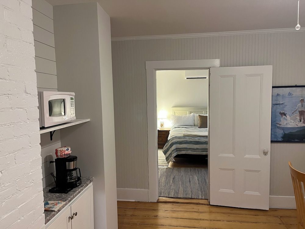 Spinneys Guesthouse & Beach Cottages Deluxe Suite, 1 King Bed, Kitchenette 2