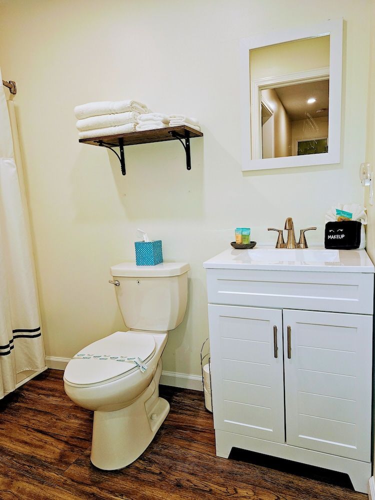 The Honey Bee Motel Premium Single Room 5