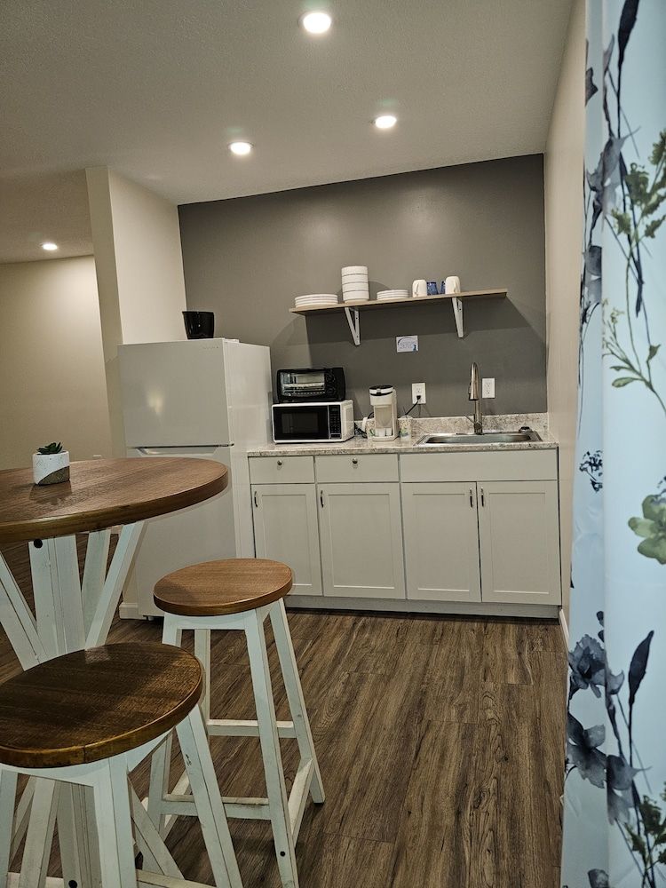 The Honey Bee Motel Premium Single Room 6