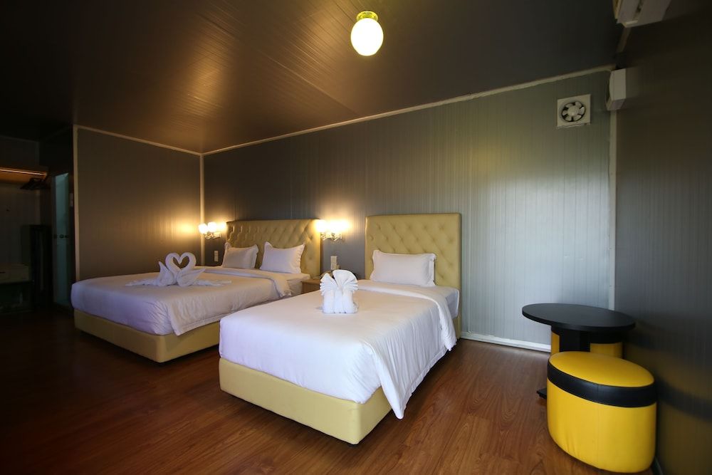 Container Triple, Theme Park Access
