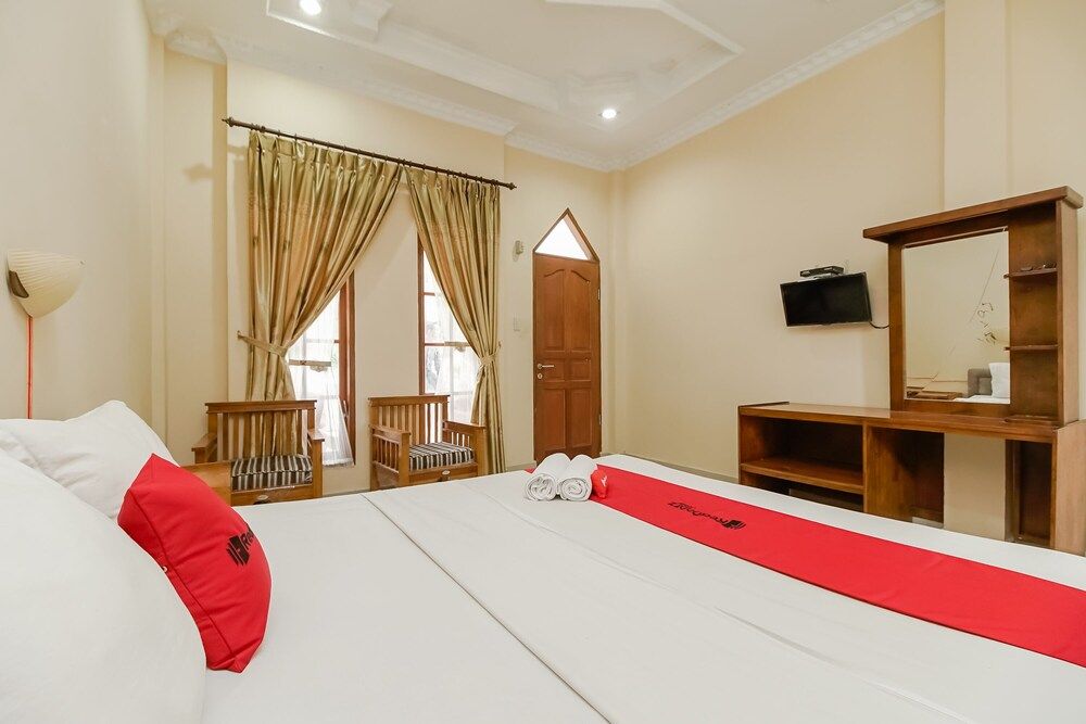 Deluxe Room (RedDoorz)