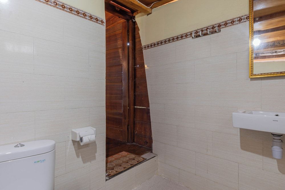 Sukawati Inn Deluxe Double Room, Garden View 11