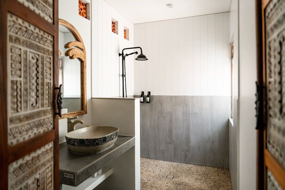 Mambo Beach Resort Deluxe Room Beachfront with Balcony 4