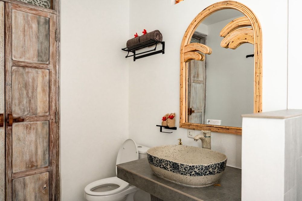 Mambo Beach Resort Deluxe Room Beachfront with Balcony 3