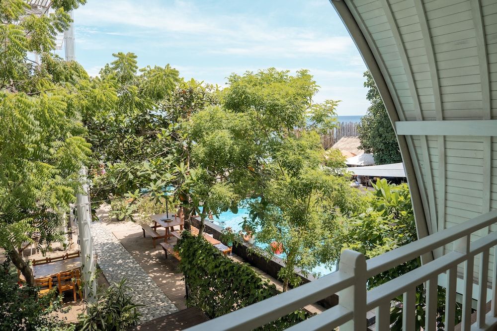 Mambo Beach Resort Deluxe Room Beachfront with Balcony 2