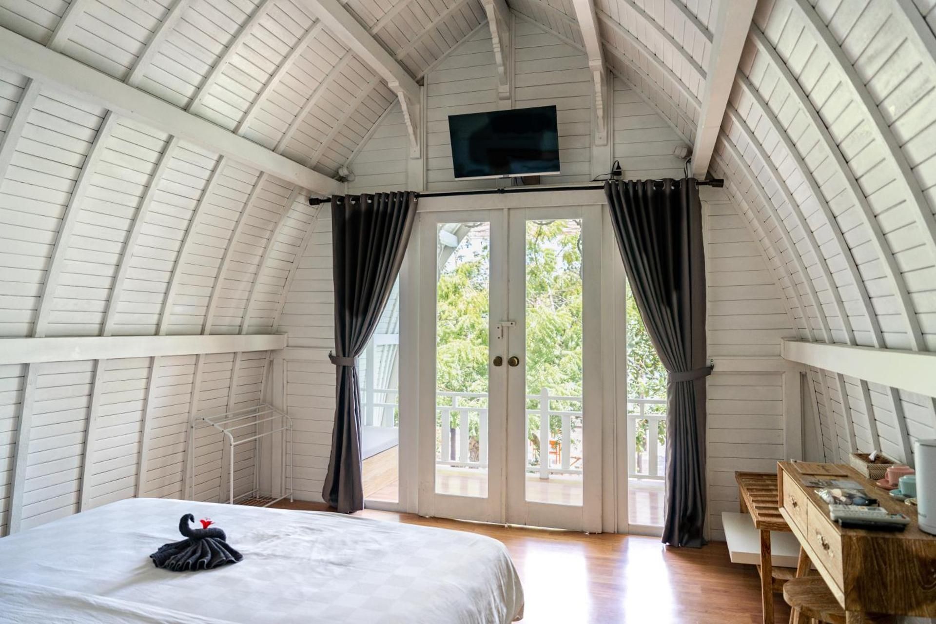 undefined Mambo Beach Resort 9