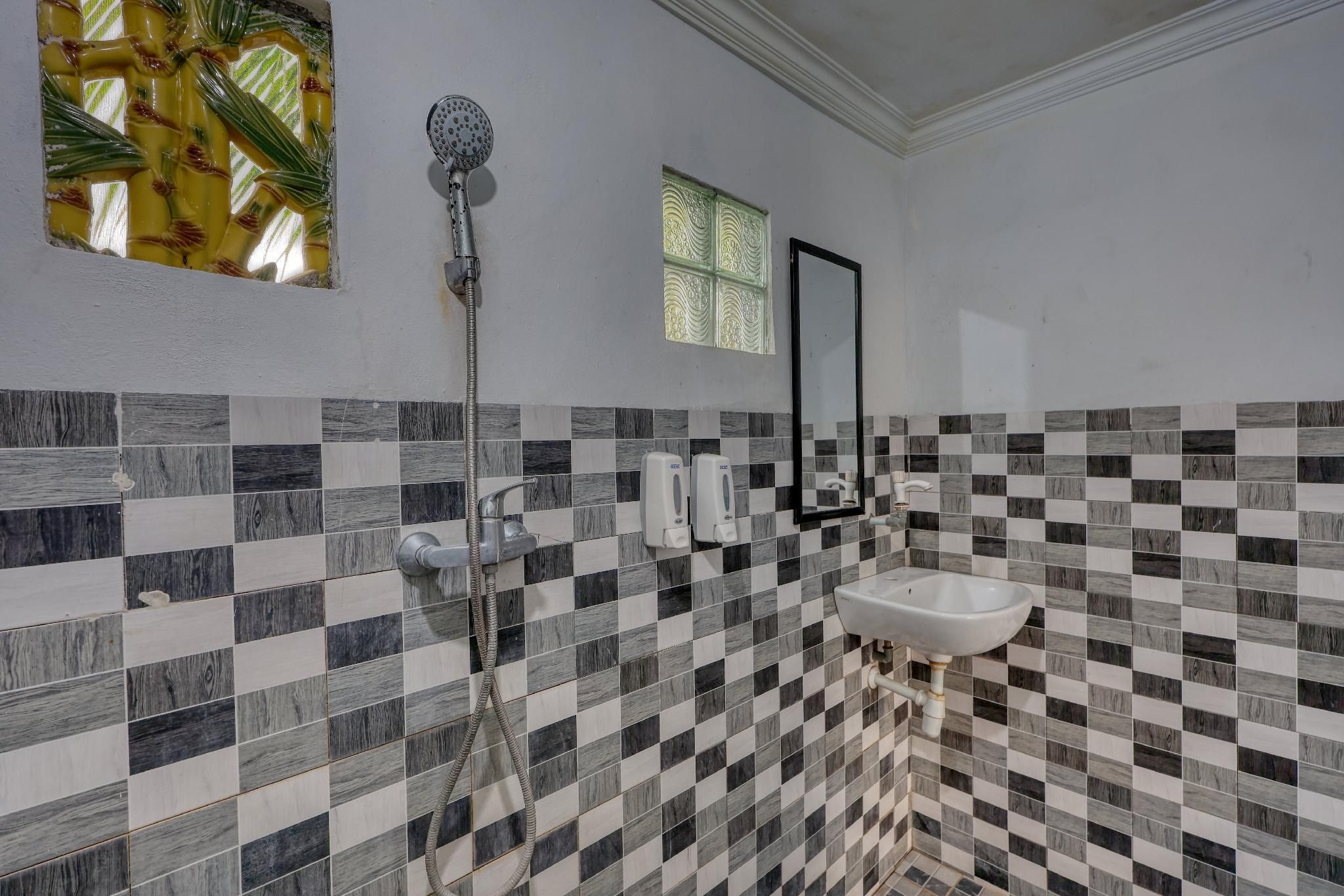 Kira Cottages Standard Twin Room 4