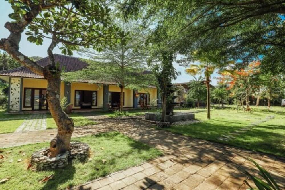 undefined Grand Ball Beach Garden 9