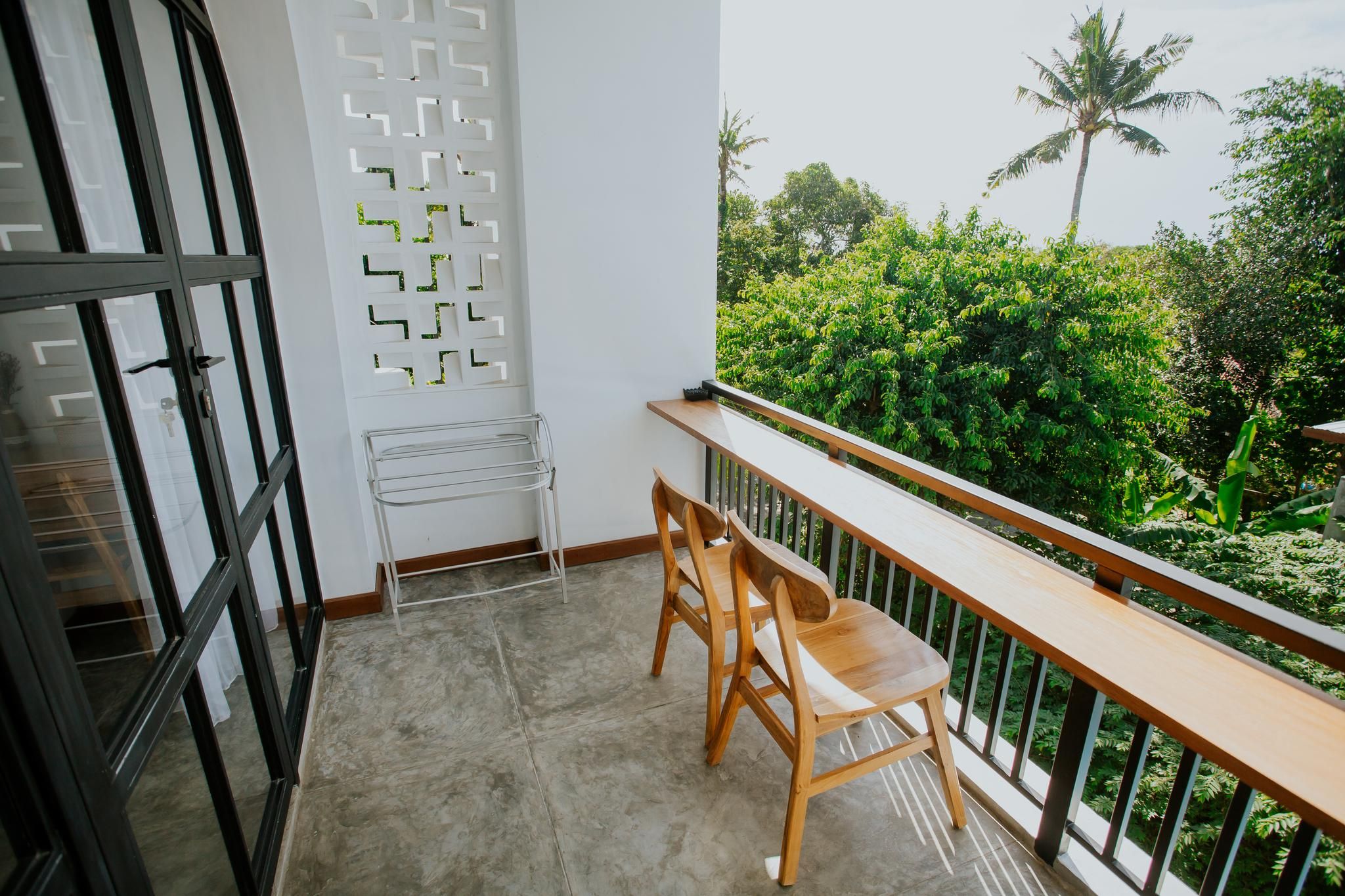 Nuansa Penida Hostel Deluxe Double Bed Room Balcony 2