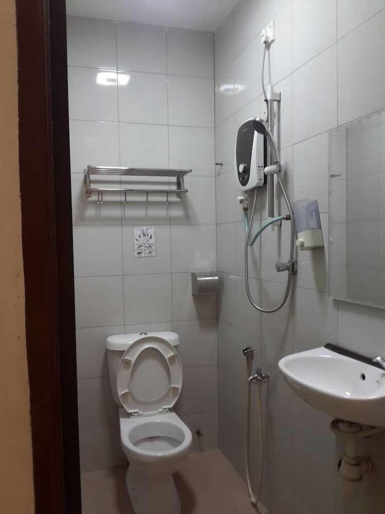 GOLDEN GATE HOTEL Family Double Room 2