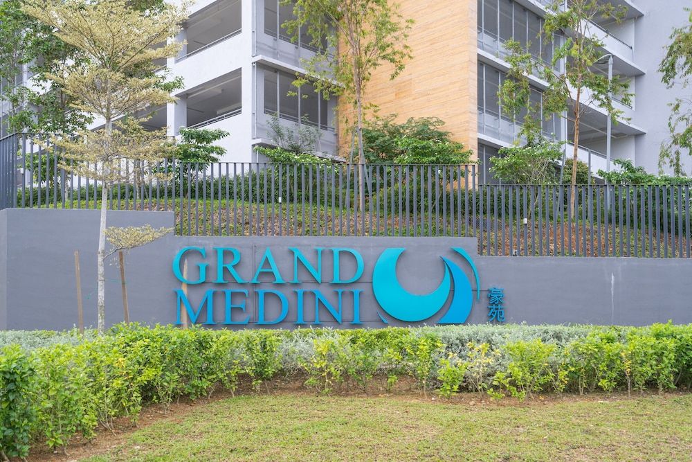 undefined OYO Home 89724 Amazing 2br Grand Medini 3