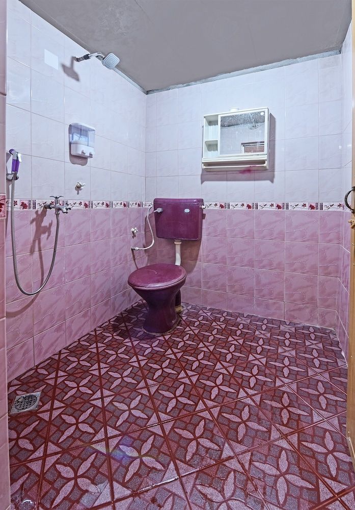 OYO 90551 Zn Mix Homestay & Roomstay Deluxe Double Room, 1 Queen Bed 5