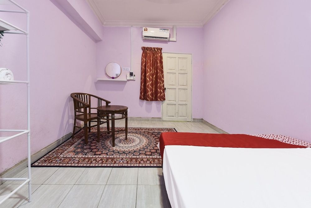 OYO 90551 Zn Mix Homestay & Roomstay Deluxe Double Room, 1 Queen Bed