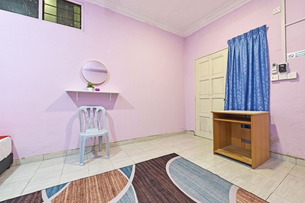 OYO 90551 Zn Mix Homestay & Roomstay Deluxe Triple Room 7