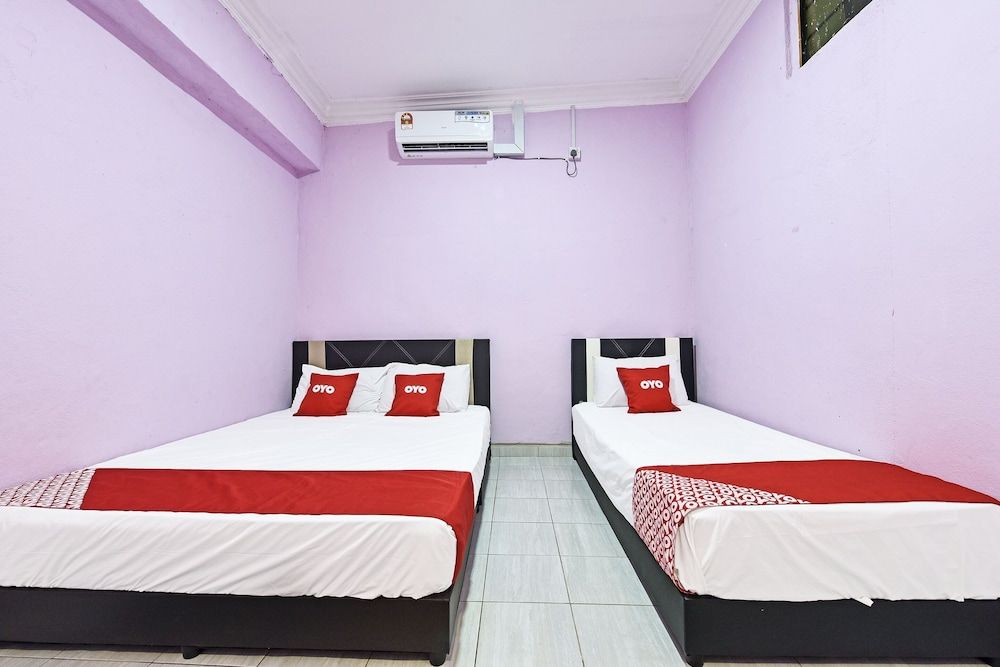 OYO 90551 Zn Mix Homestay & Roomstay Deluxe Triple Room 4