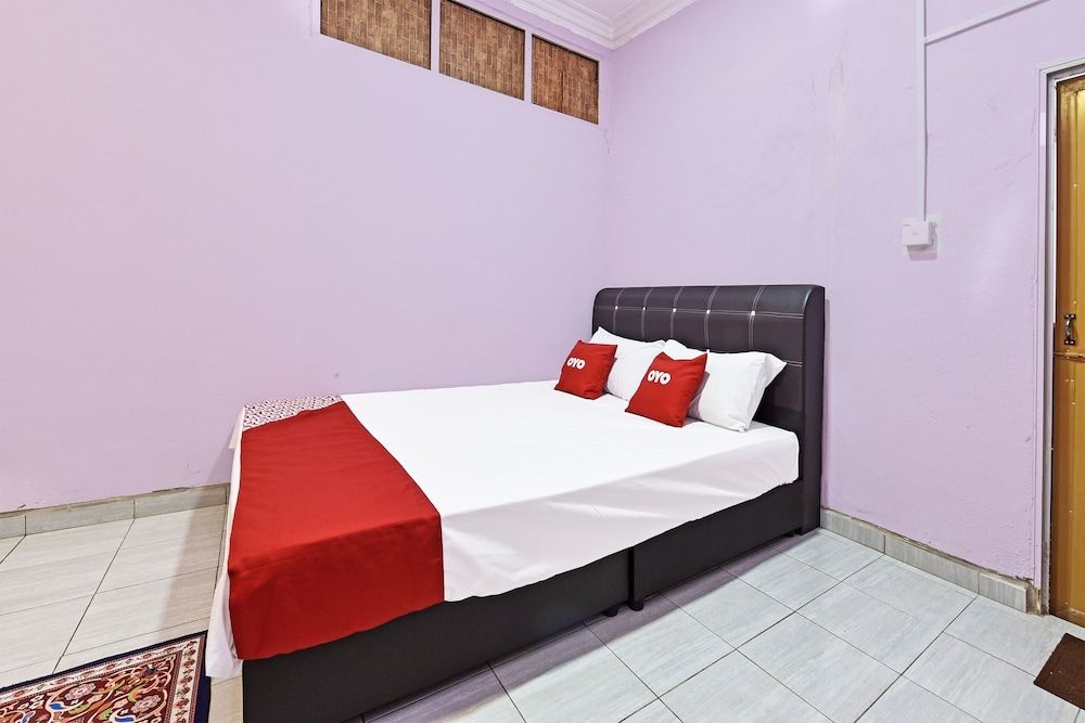 OYO 90551 Zn Mix Homestay & Roomstay Deluxe Double Room, 1 Queen Bed 3