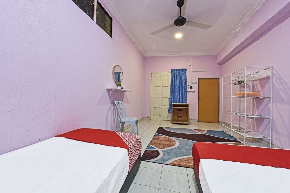 OYO 90551 Zn Mix Homestay & Roomstay Deluxe Triple Room 2