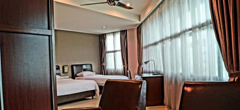 Capital O Rail Hotel Superior Suite 4