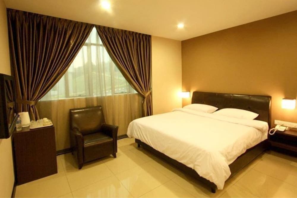 Capital O Rail Hotel Deluxe Double Room, 1 King Bed 3