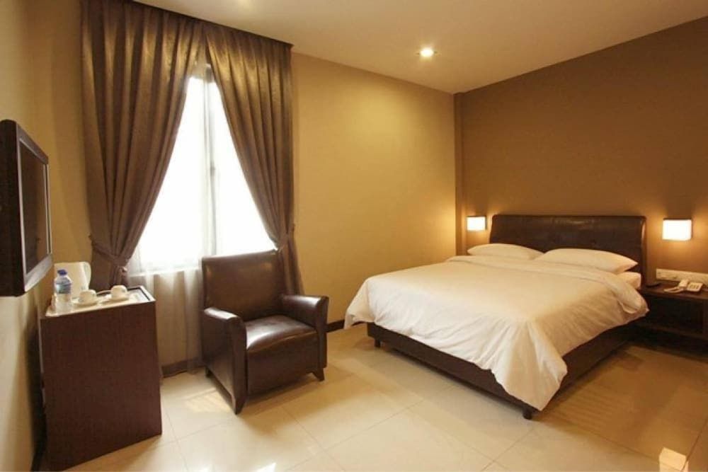 Capital O Rail Hotel Deluxe Double Room, 1 Queen Bed 3