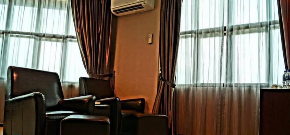 Capital O Rail Hotel Superior Suite 5