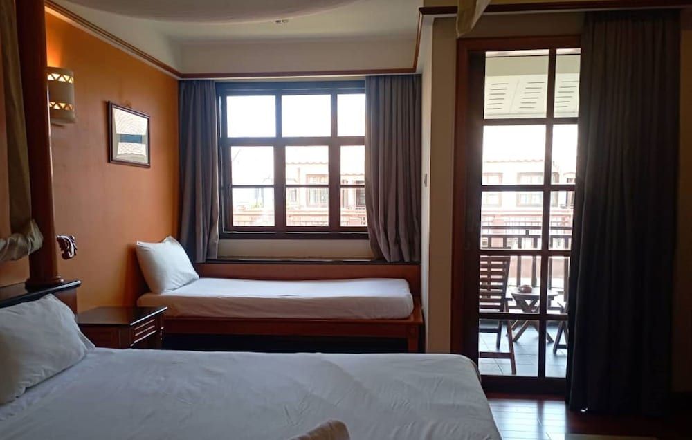 Alpine LXPD Water Chalet Executive Chalet, Partial Sea View 4