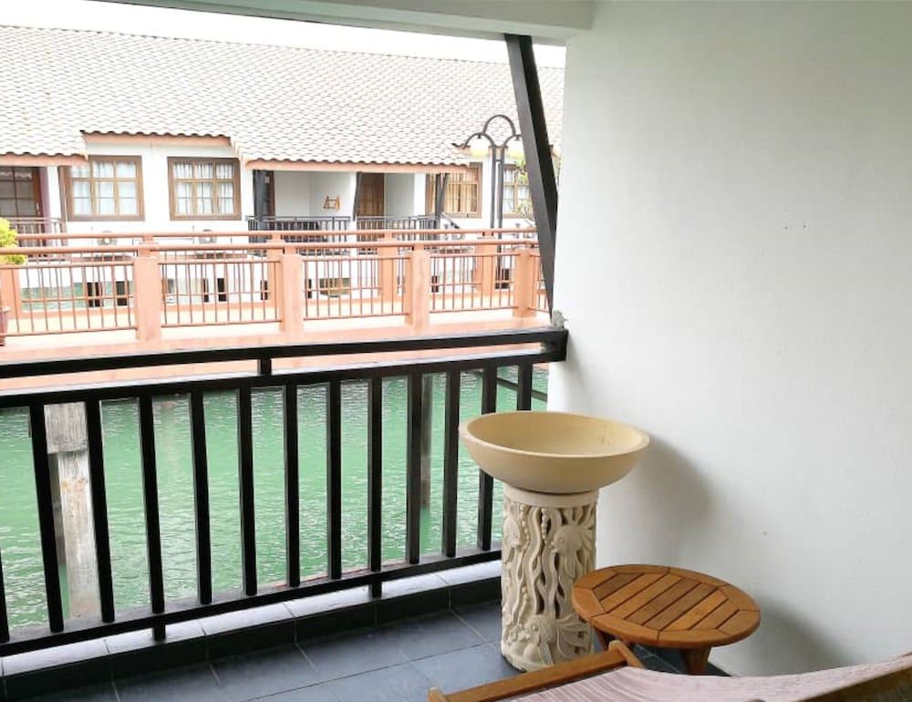 Alpine LXPD Water Chalet Executive Chalet, Partial Sea View 7