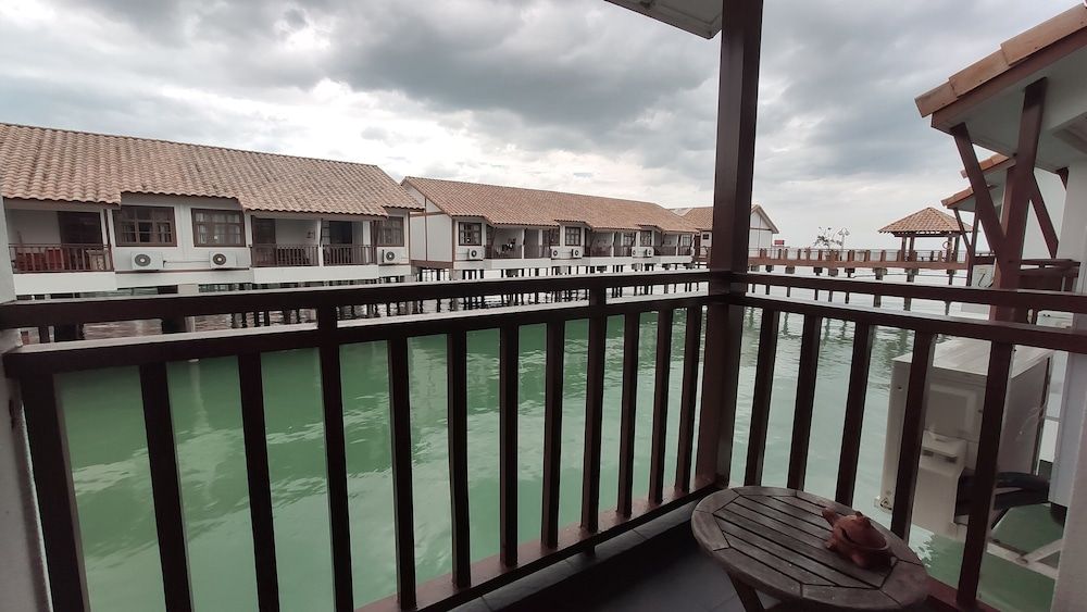 Alpine LXPD Water Chalet Deluxe Chalet, Partial Sea View 6