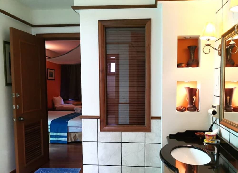 Alpine LXPD Water Chalet Executive Chalet, Partial Sea View 16