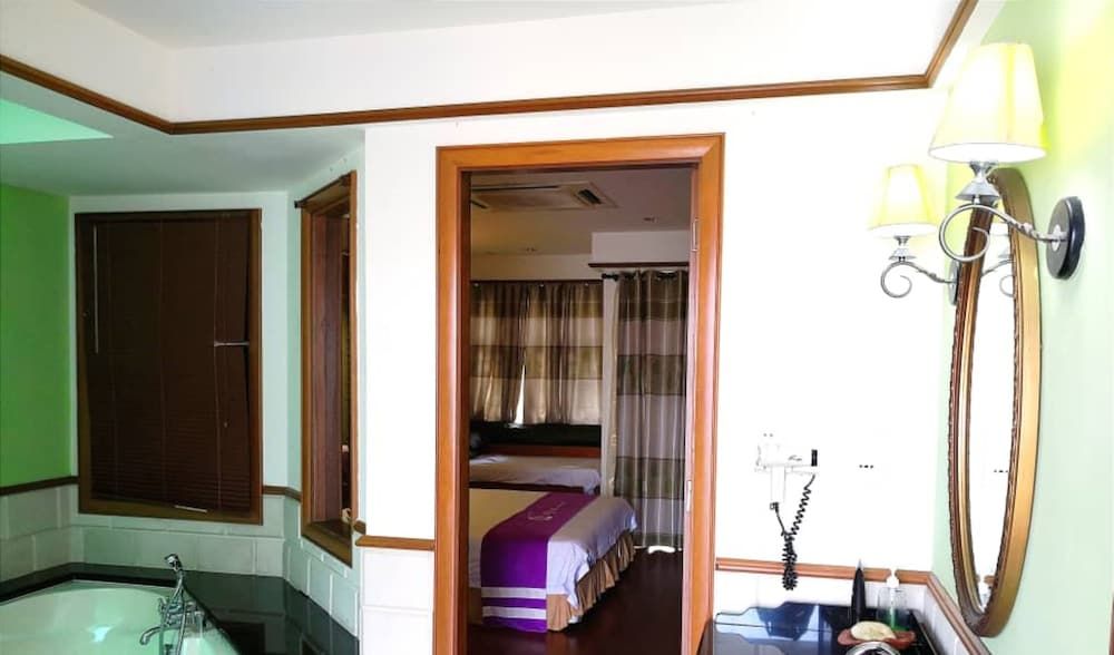 Alpine LXPD Water Chalet Deluxe Chalet, Partial Sea View 15