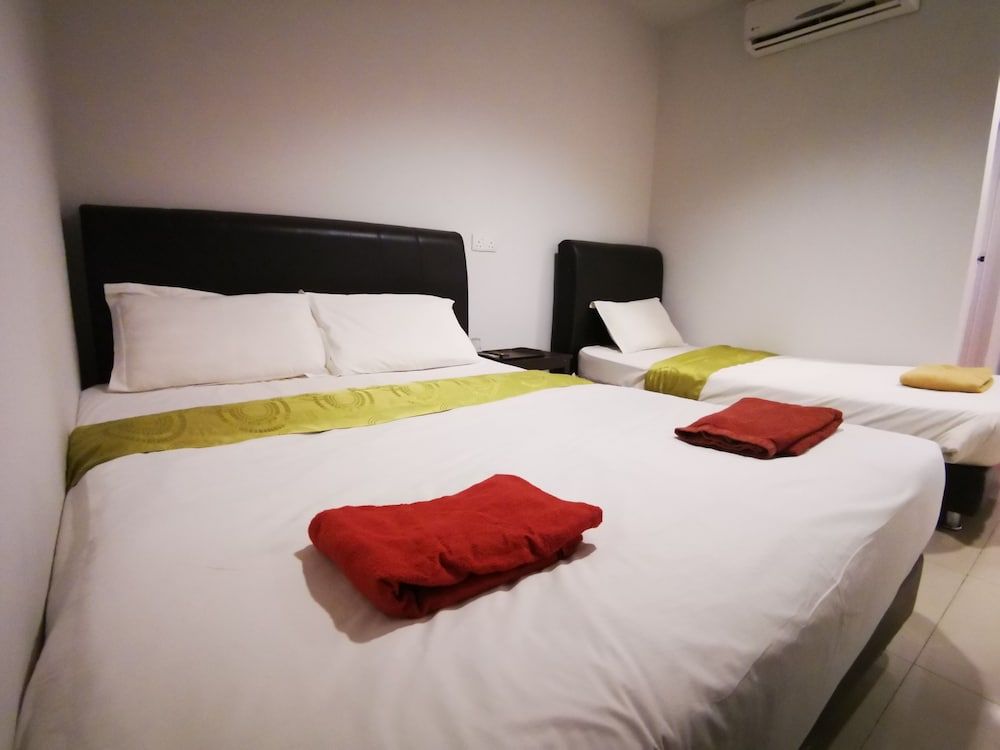 Clover Hotel Port Dickson Deluxe Triple Room 3