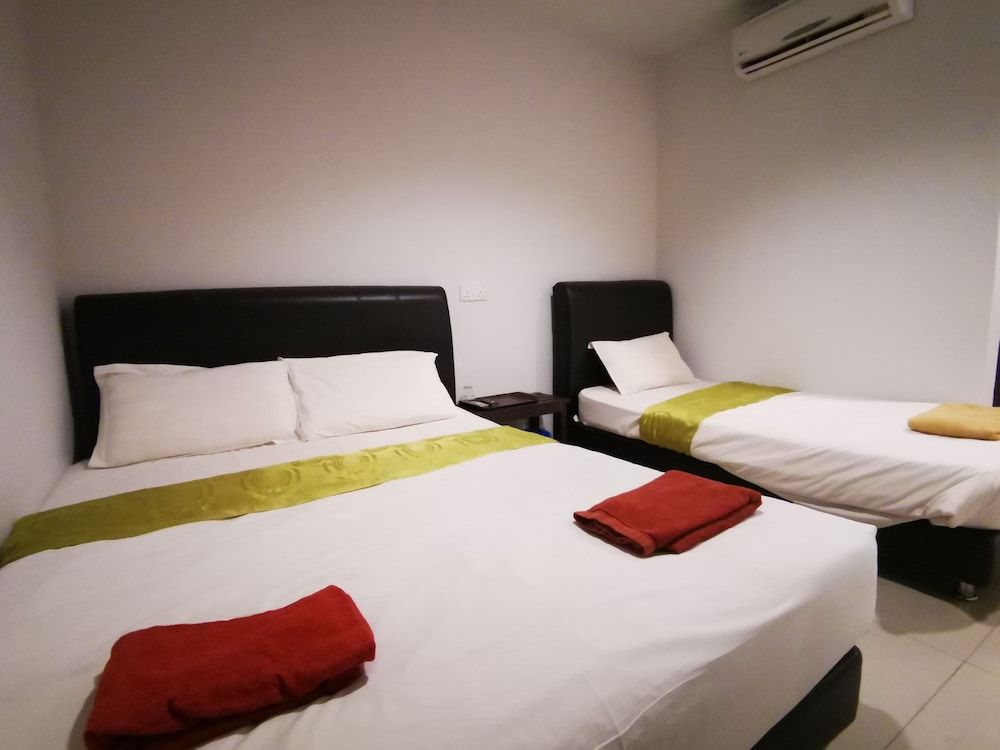 Clover Hotel Port Dickson Deluxe Triple Room 2