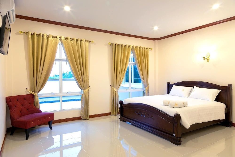 undefined Royal Graces Luxury 8