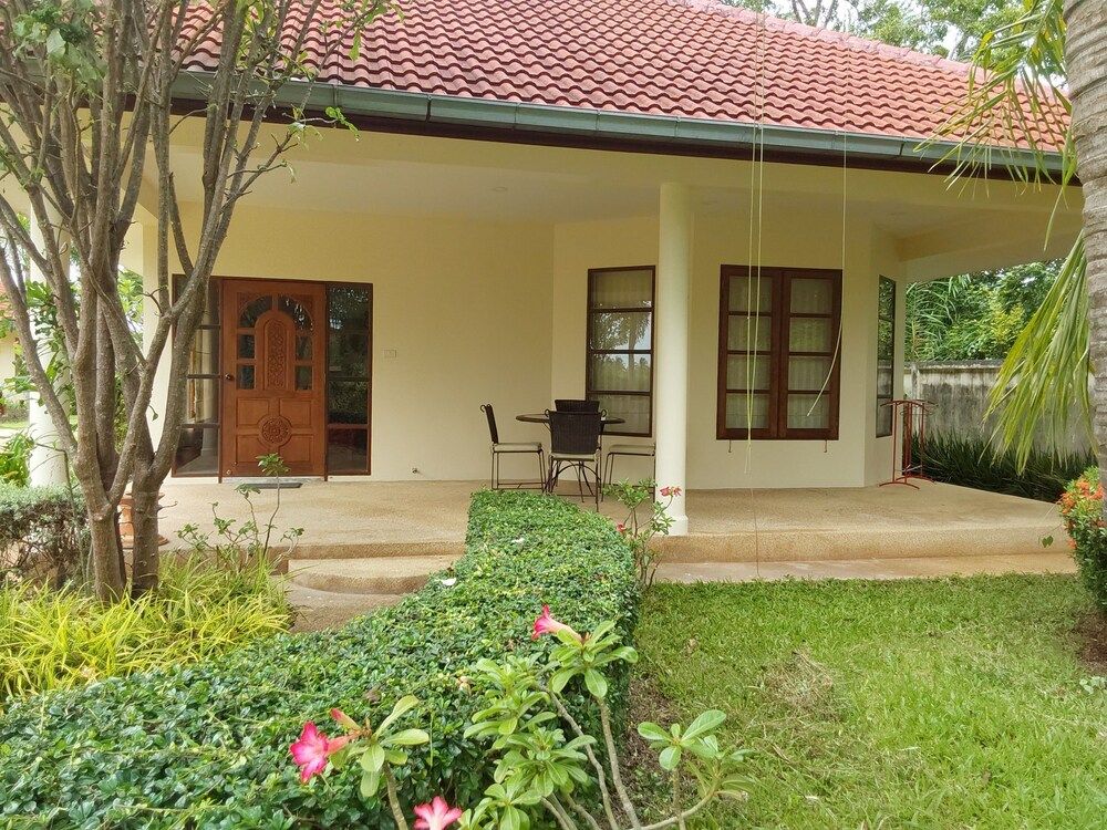 Beautiful Bungalow With Shared Outdoor Pool and 2 km From the Sandy Beach Bungalow, 2 Bedrooms, Accessible, Smoking 19