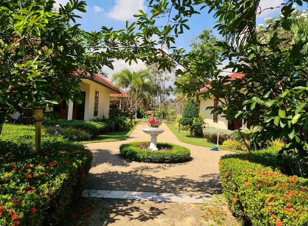 Beautiful Bungalow With Shared Outdoor Pool and 2 km From the Sandy Beach Bungalow, 2 Bedrooms, Accessible, Smoking 8