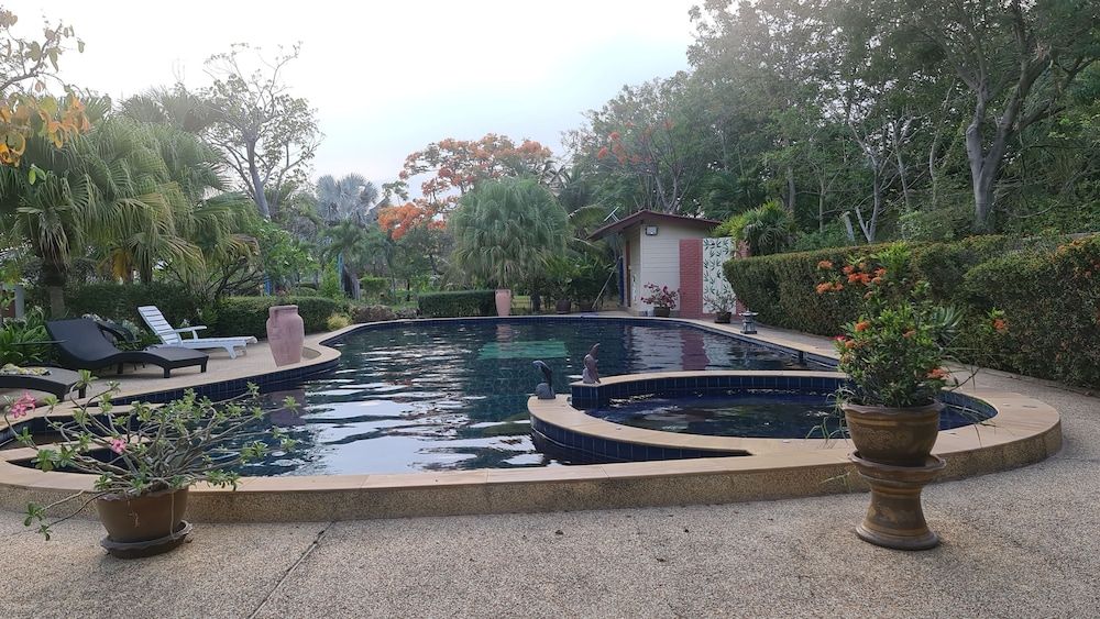 Beautiful Bungalow With Shared Outdoor Pool and 2 km From the Sandy Beach Bungalow, 2 Bedrooms, Accessible, Smoking 15