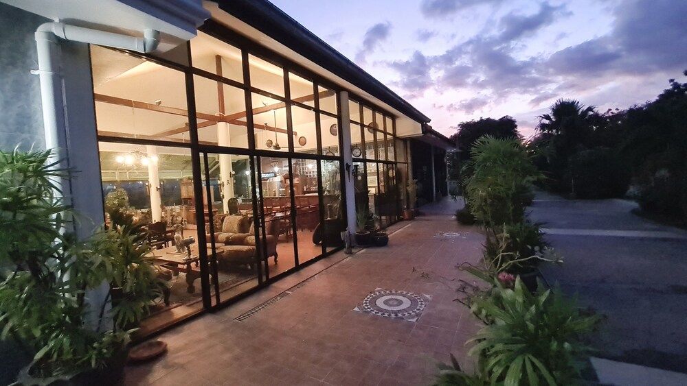 Beautiful Bungalow With Shared Outdoor Pool and 2 km From the Sandy Beach Bungalow, 2 Bedrooms, Accessible, Smoking 9