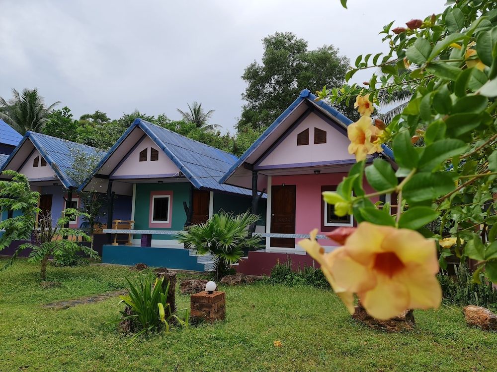 Roong Arun Resort Standard Double Room 6