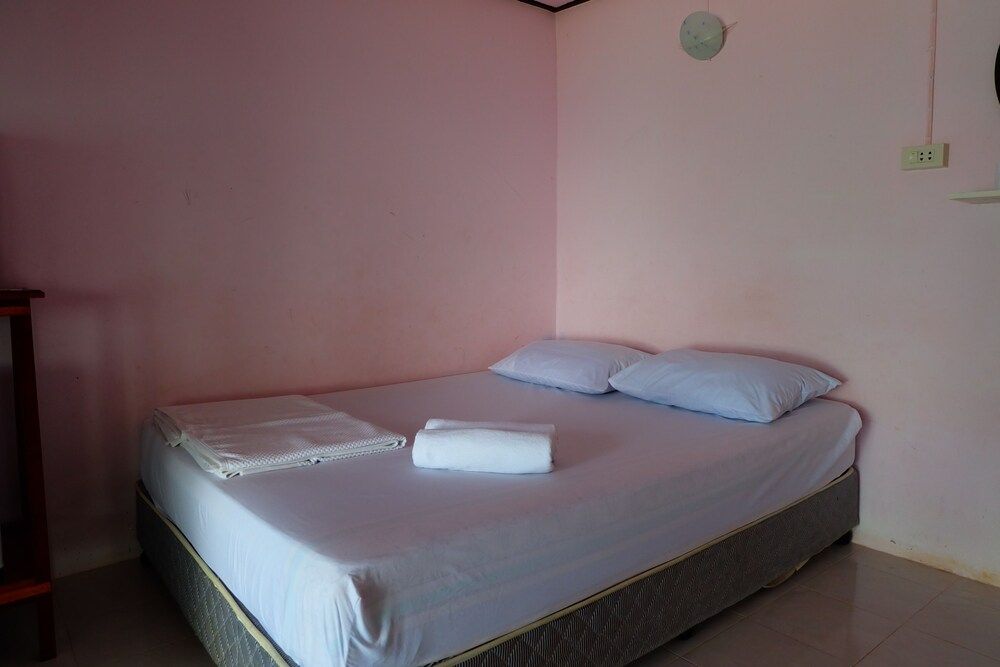 Roong Arun Resort Standard Double Room 2