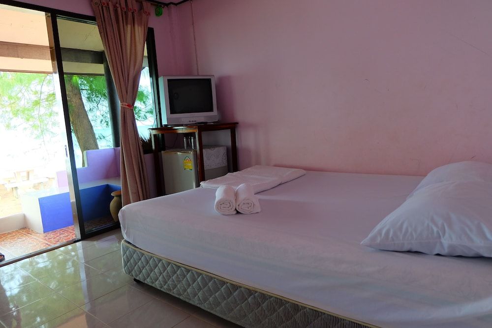 Roong Arun Resort Standard Double Room 4