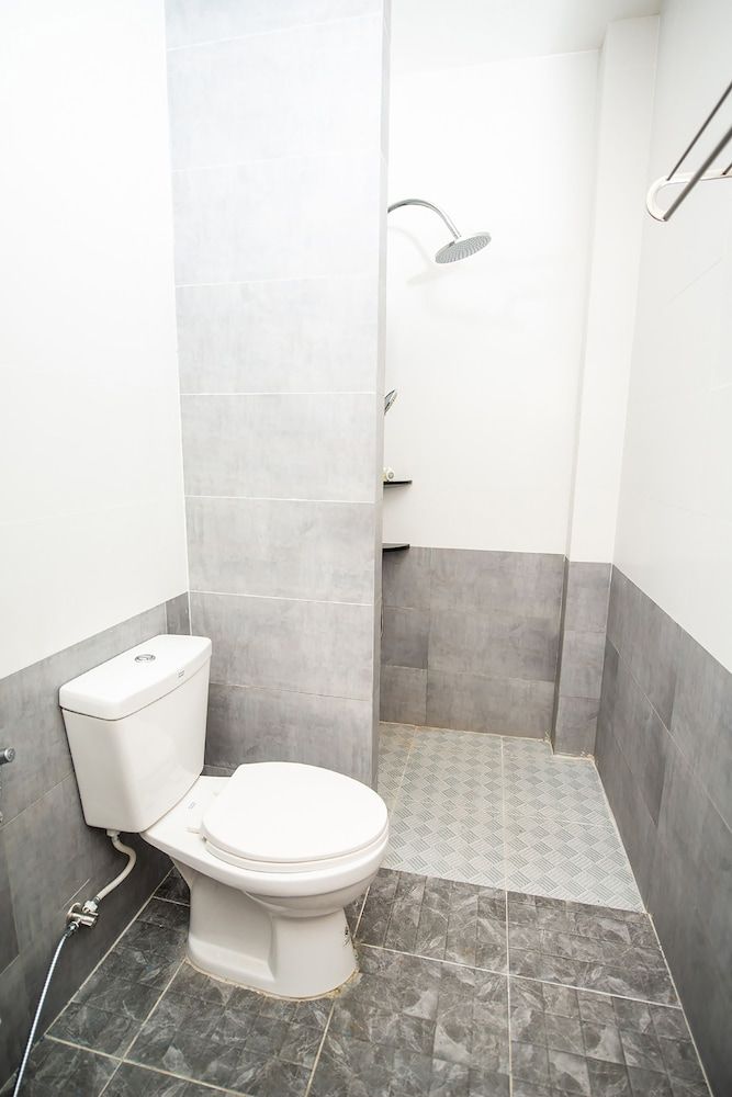 OYO 259 Baan Napatr Deluxe Triple Room 6