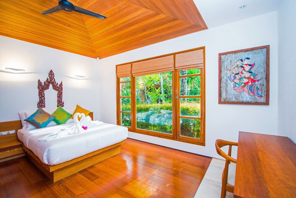 undefined Charming Beachfront Villa on Bangtao 9